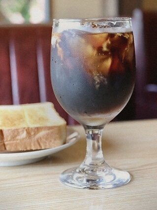 モーニングセットと店内